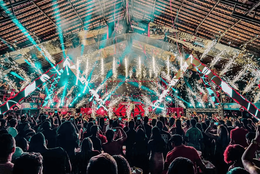 Do início modesto às mega estruturas atuais, festas de aparelhagem crescem e alavancam as carreiras de artistas do Pará