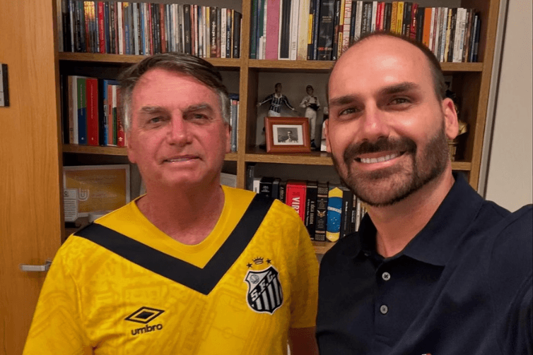 Eduardo Bolsonaro diz gravar vídeo para o pai, proibido de usar celular na prisão domiciliar
