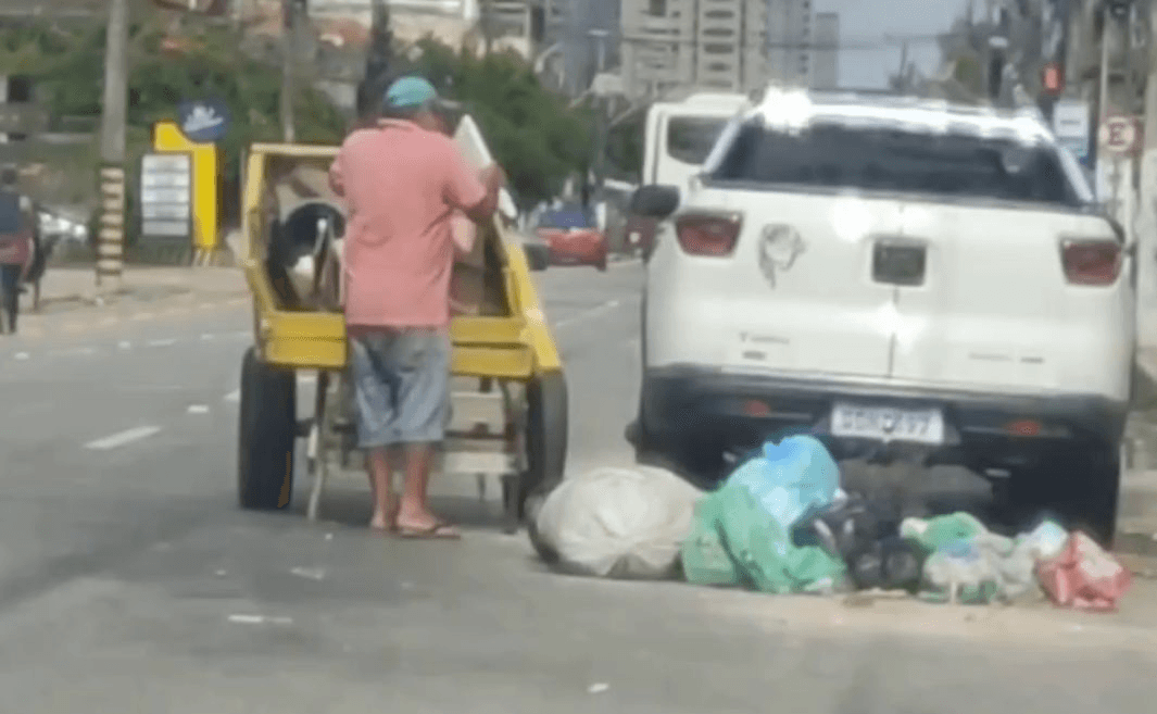 Em Belém, homem é flagrado pela Guarda Municipal descartando lixo em via pública