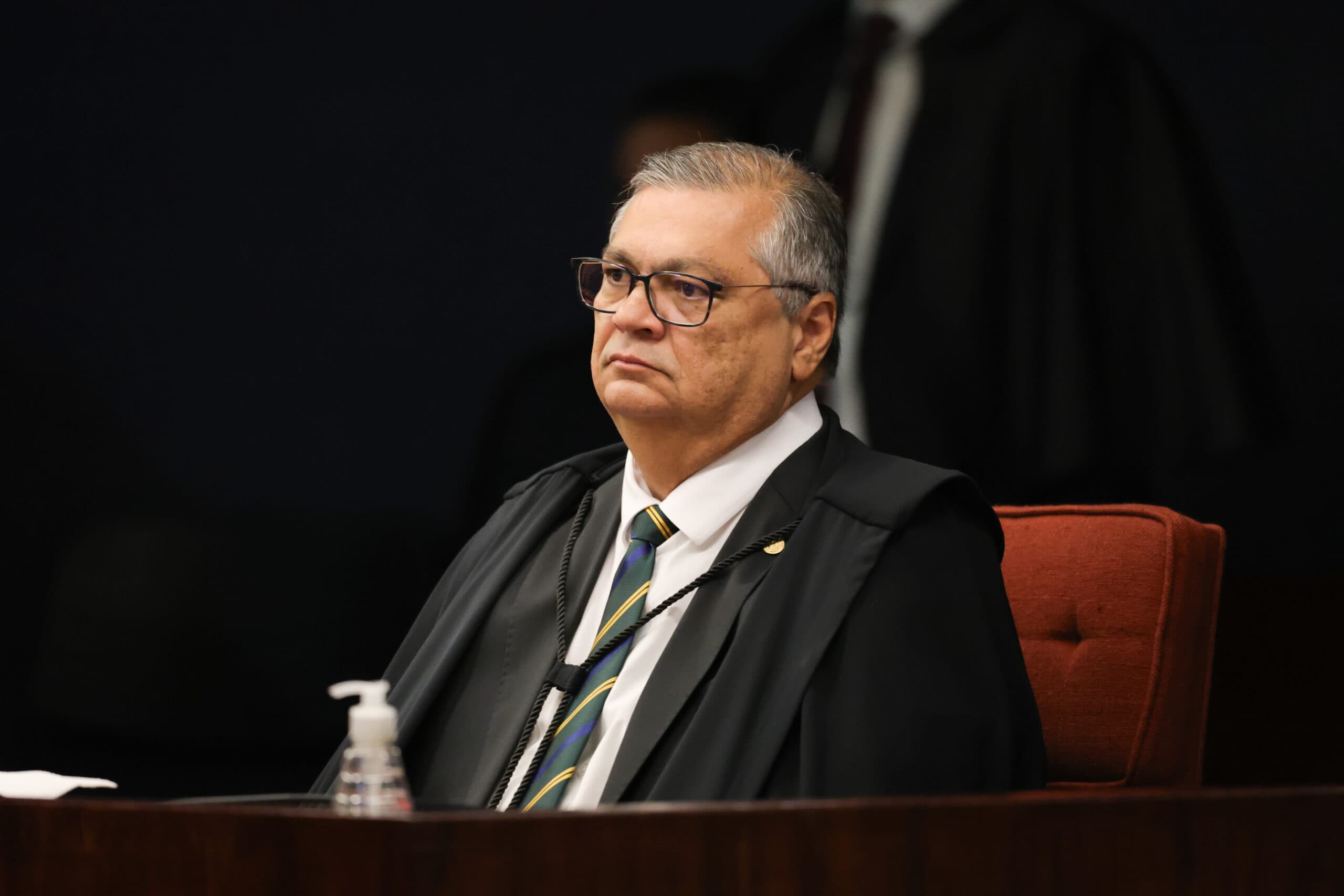 Em nova decisão, Dino proíbe novas leis que criem 'penduricalhos'