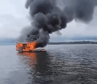 Embarcação que transportava madeira pega fogo no Marajó; ninguém ficou ferido