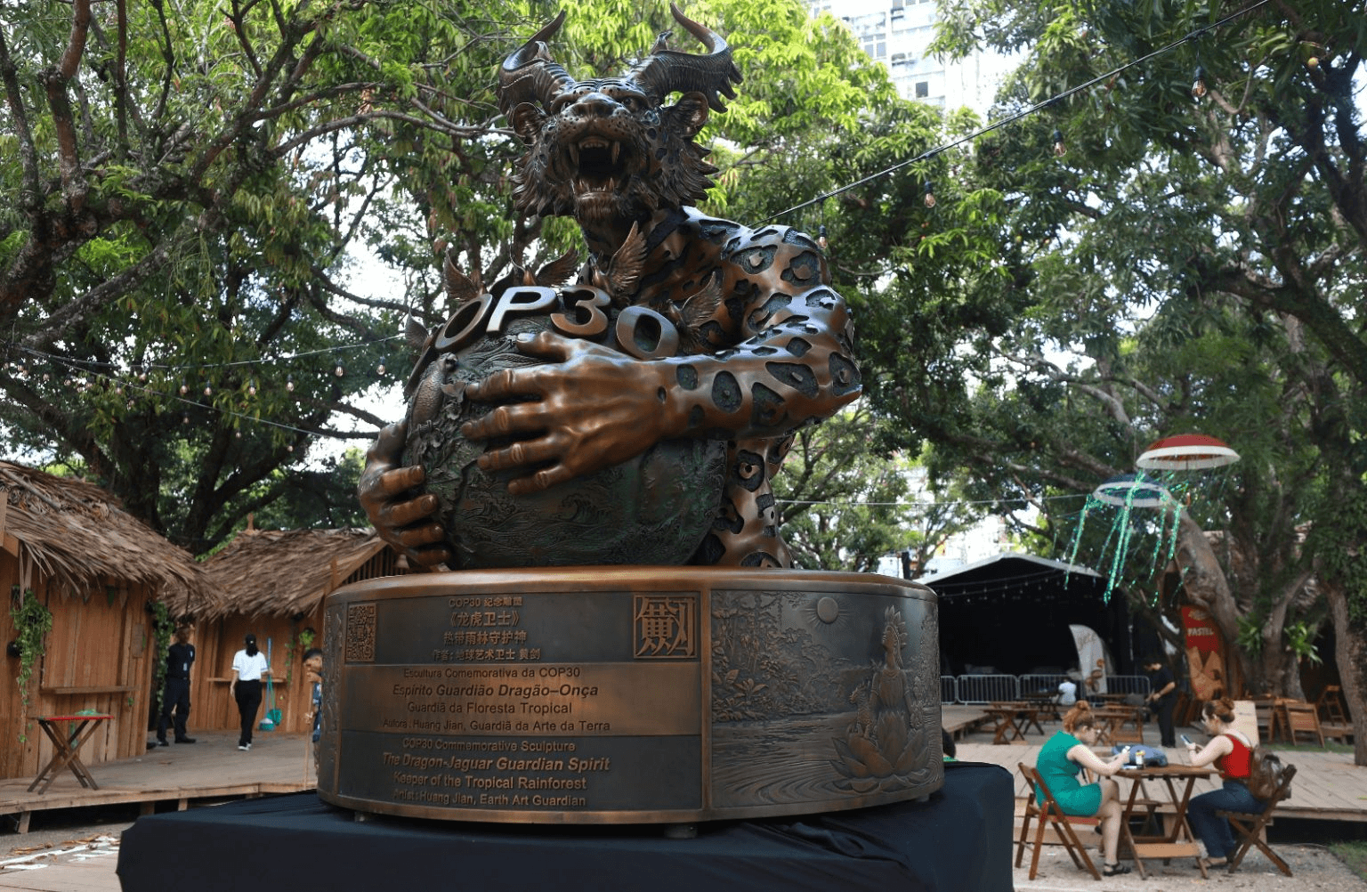 Escultura chinesa Dragão-Onça chama a atenção na capital paraense