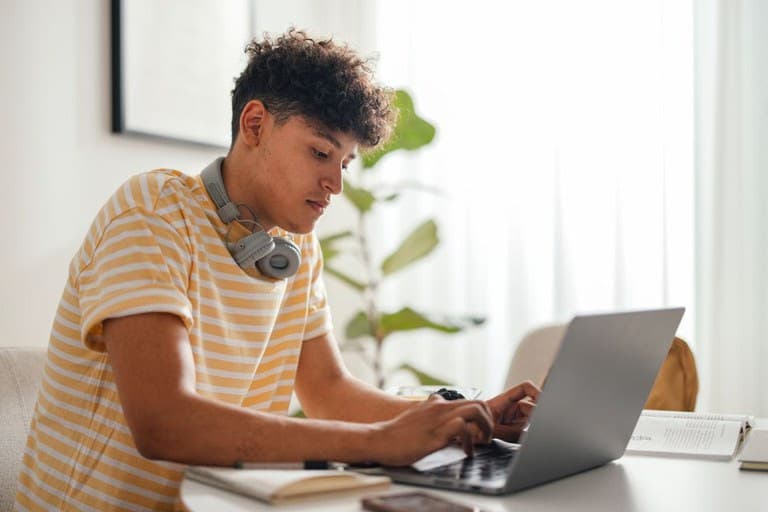 Estudantes já podem consultar dados do programa Pé-de-Meia no portal do MEC