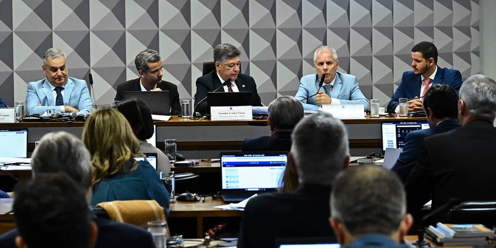 Ex-presidente do INSS se nega a responder perguntas de relator da CPI