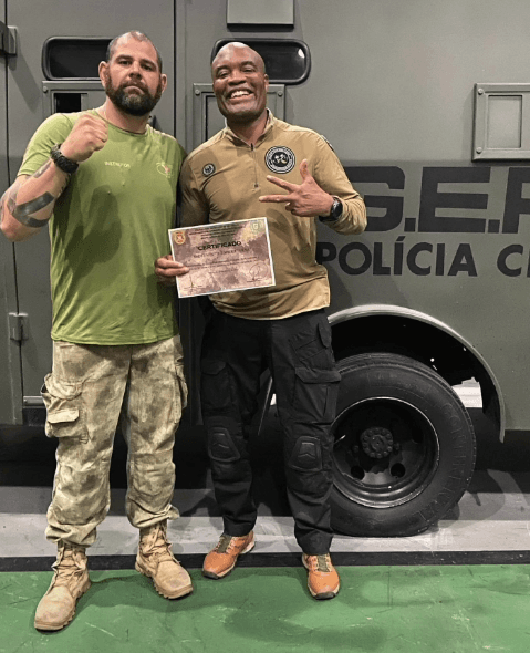 Ex-UFC, Anderson Silva se prepara para virar policial nos EUA