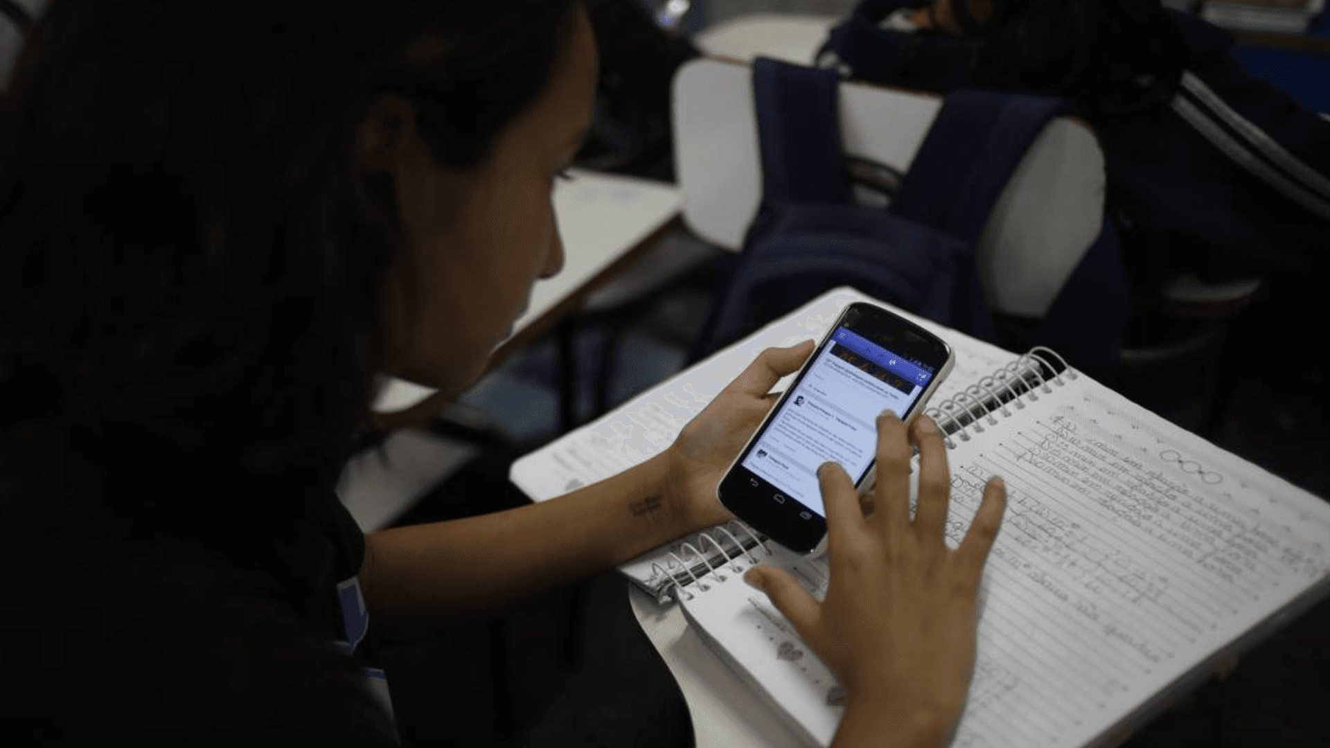 Faculdades de São Paulo passam a restringir uso de celulares nas aulas de graduação