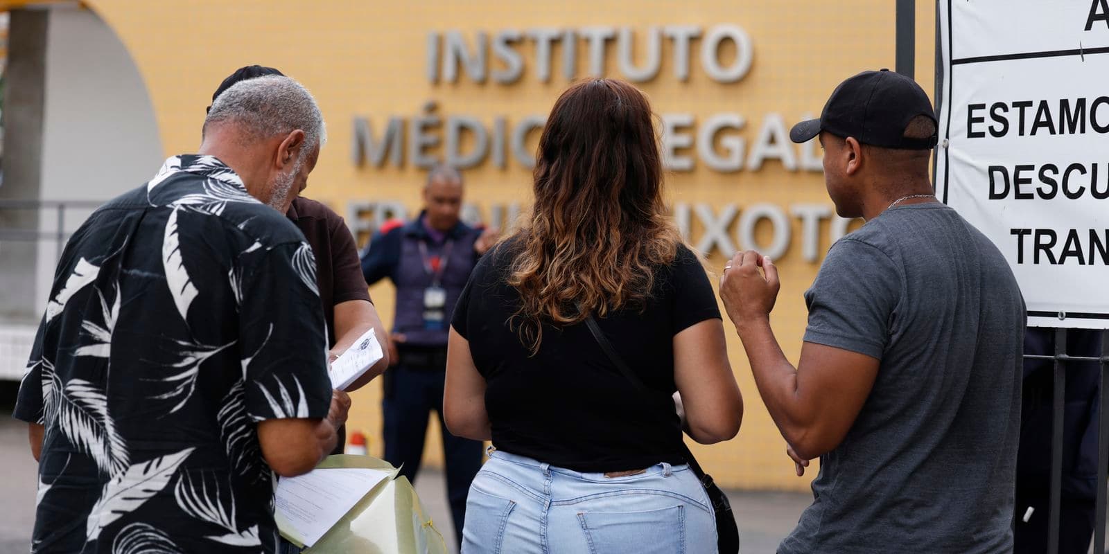 Famílias se cadastram para reconhecer corpos no IML do Rio