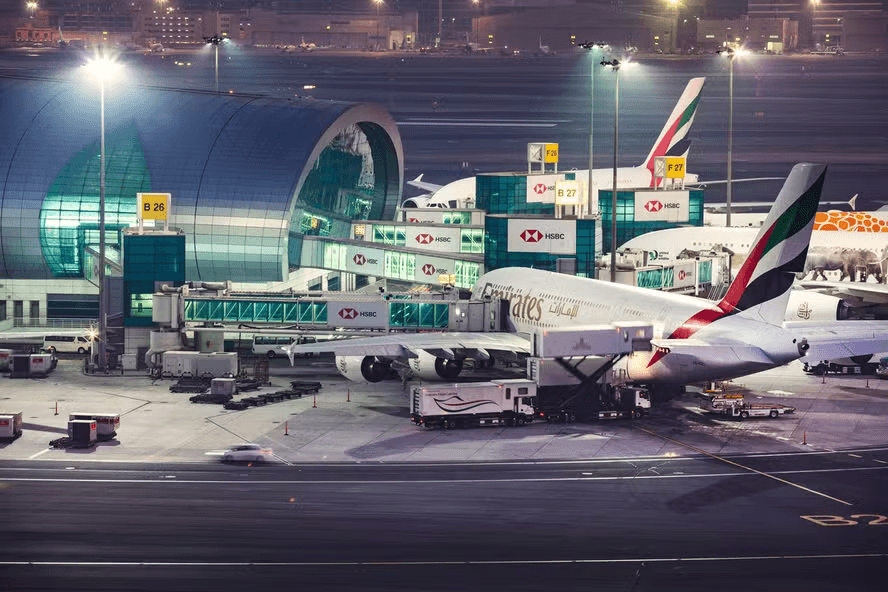 Ficou para trás? Casaco com mais de R$ 180 mil no bolso está 'abandonado' há meses no Aeroporto de Dubai; entenda