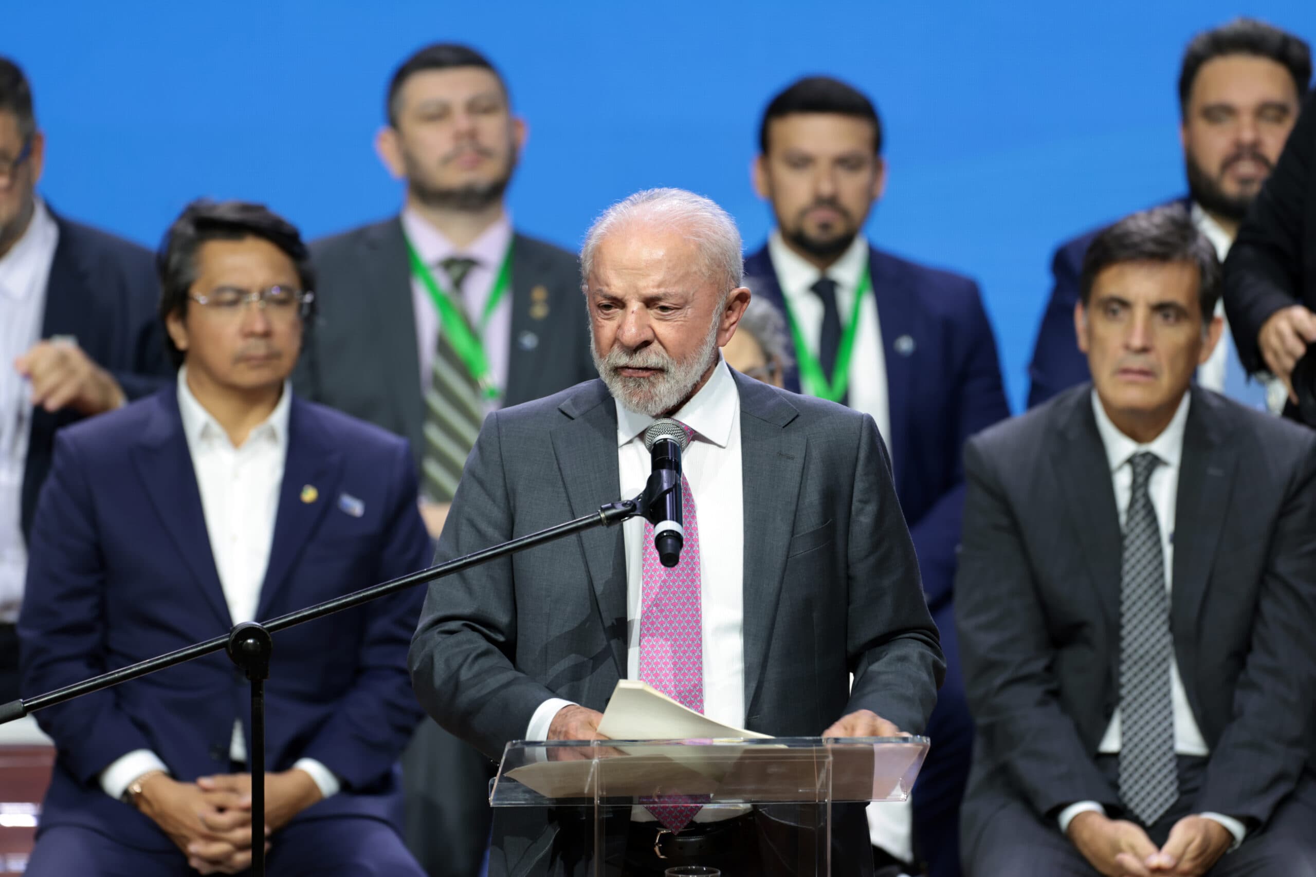 Fim do 6x1: Lula propõe negociação entre patrões, empregados e governo