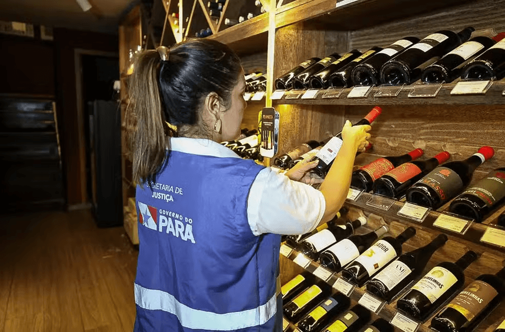 Fiscalização visita mais de 15 estabelecimentos para evitar intoxicação de bebidas em Belém