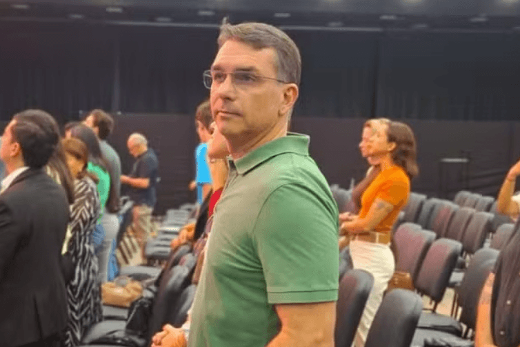 Flávio Bolsonaro admite que pode abandonar candidatura: "Tenho um preço para isso"