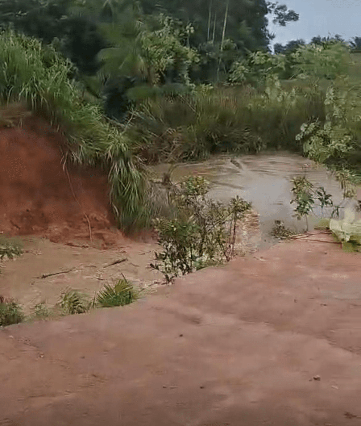Forte enxurrada rompe estrada em Marabá, no Pará