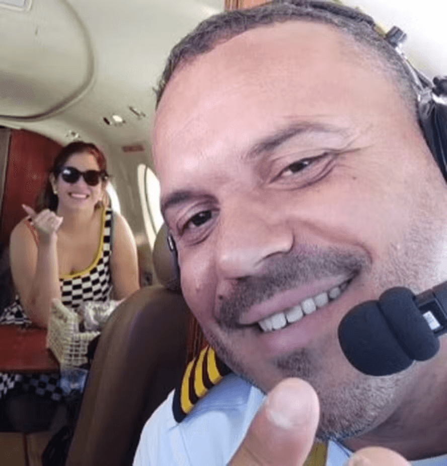 Foto inédita que mostra Marília Mendonça ao lado de copiloto no avião antes da queda viraliza nas redes
