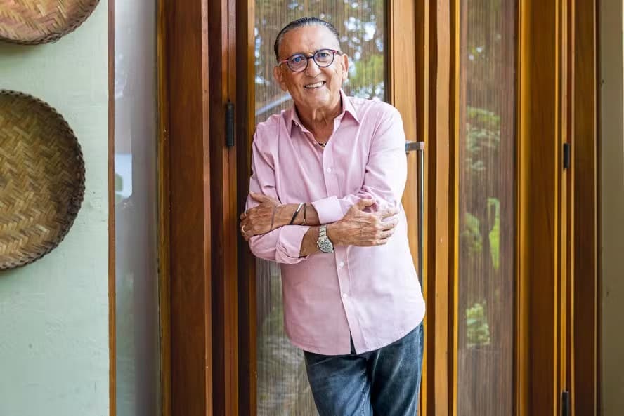 Galvão Bueno recebe alta após internação por pneumonia em Londrina