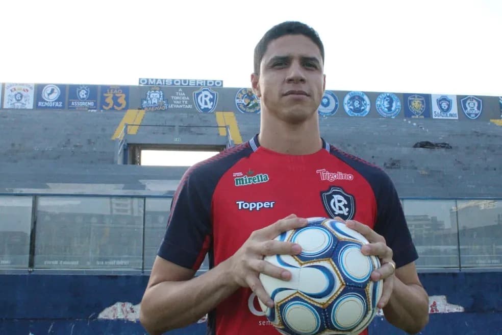 Goleiro Vinícius processa Remo em mais de R$ 1 milhão por débitos trabalhistas