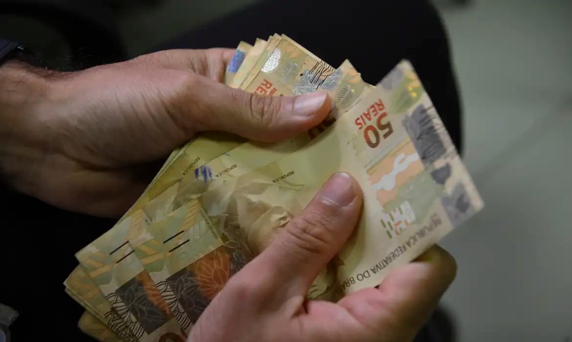 Governo reduz projeção e salário mínimo de 2026 deve ficar abaixo do esperado