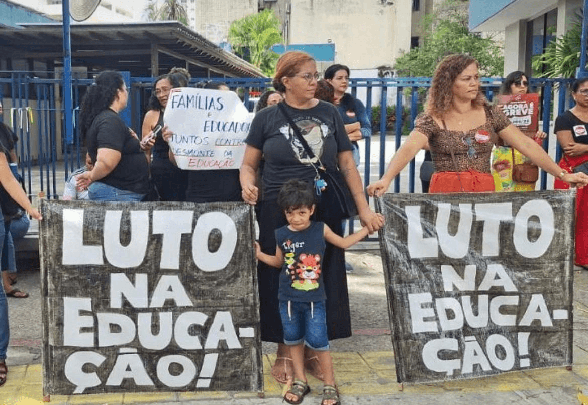 Greve dos professores ganha apoio de pais e responsáveis em ato na Semec, em Belém
