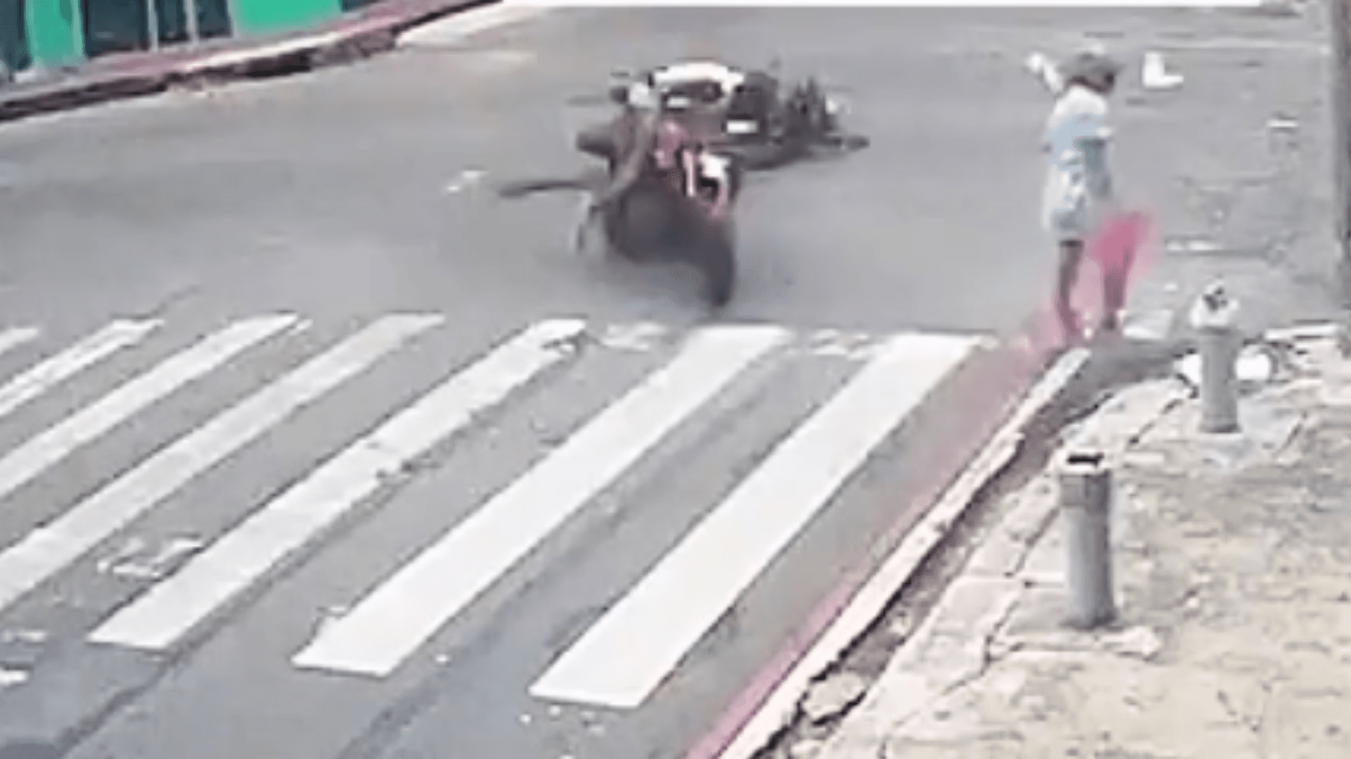 Idosa escapa de grave acidente entre motociclistas na Cidade Nova, em Ananindeua