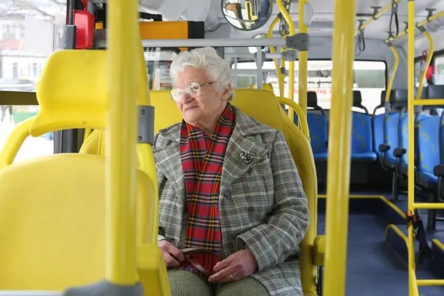 Idosos têm direito de viajar sem pagar em linhas municipais e interestaduais: conheça as regras