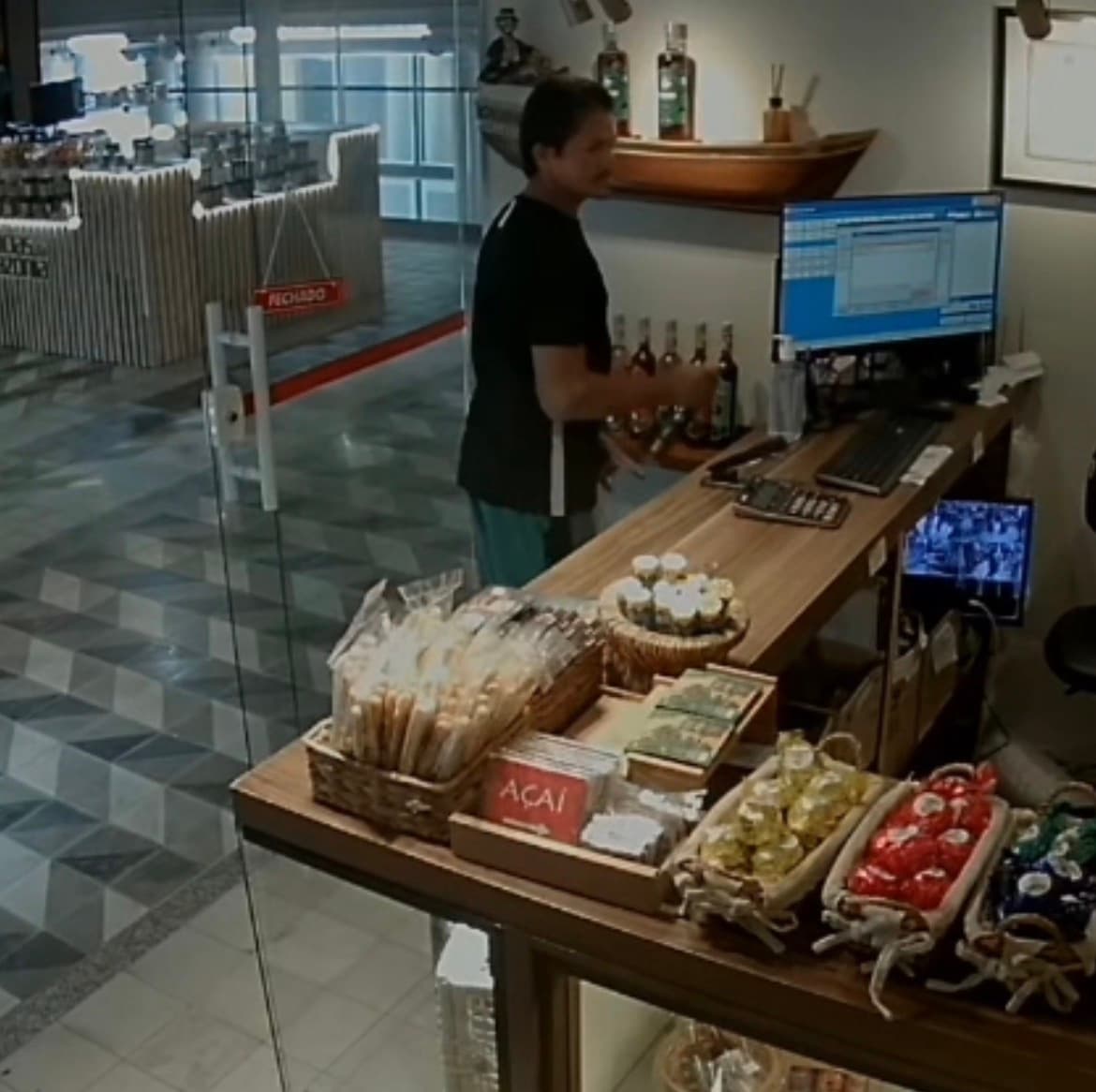 Imagens mostram homem furtando bebidas de loja de artigos regionais dentro Mercado de São Brás, em Belém