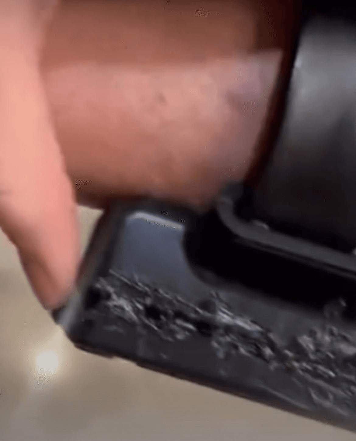 Imagens mostram tornozeleira de Bolsonaro danificada