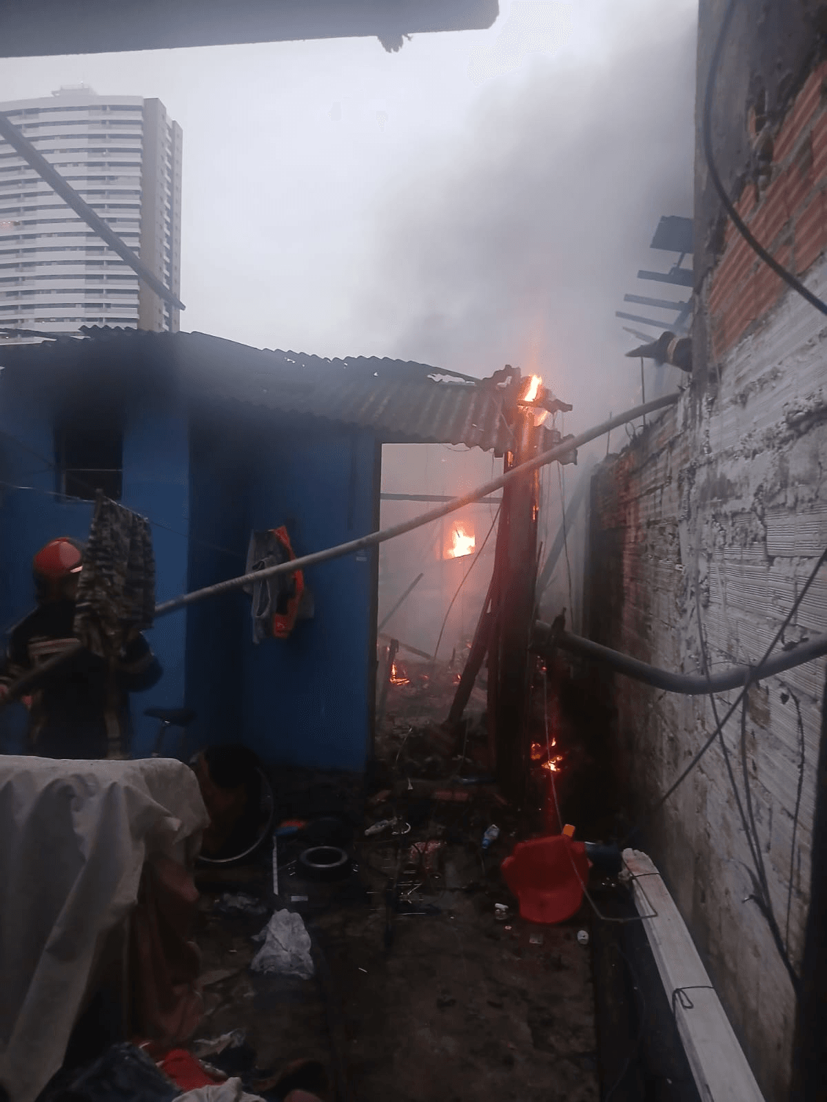 Incêndio atinge casas no bairro da Pedreira, em Belém