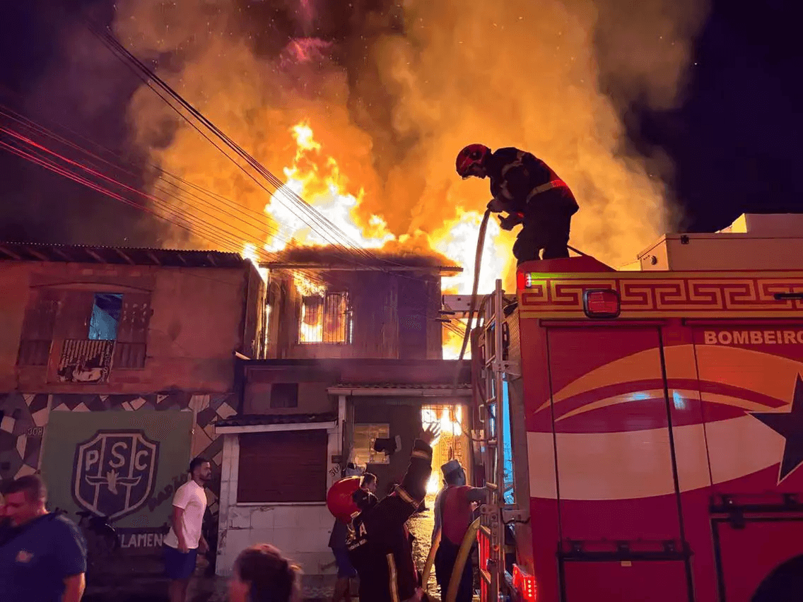 Incêndio atinge residências no bairro do Guamá na madrugada desta quinta-feira (17)