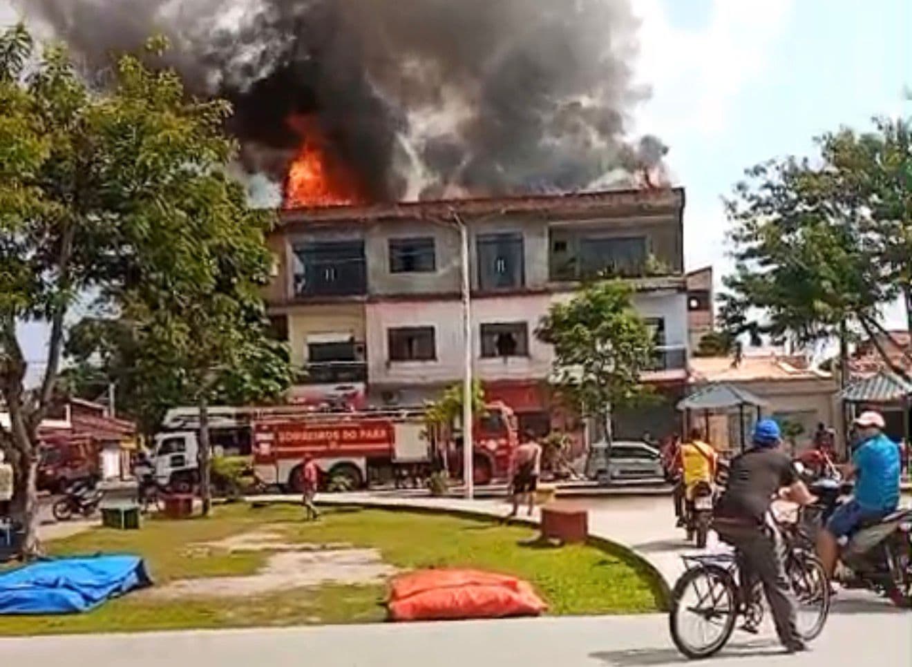 Incêndio de grandes proporções atinge prédio residencial em Abaetetuba