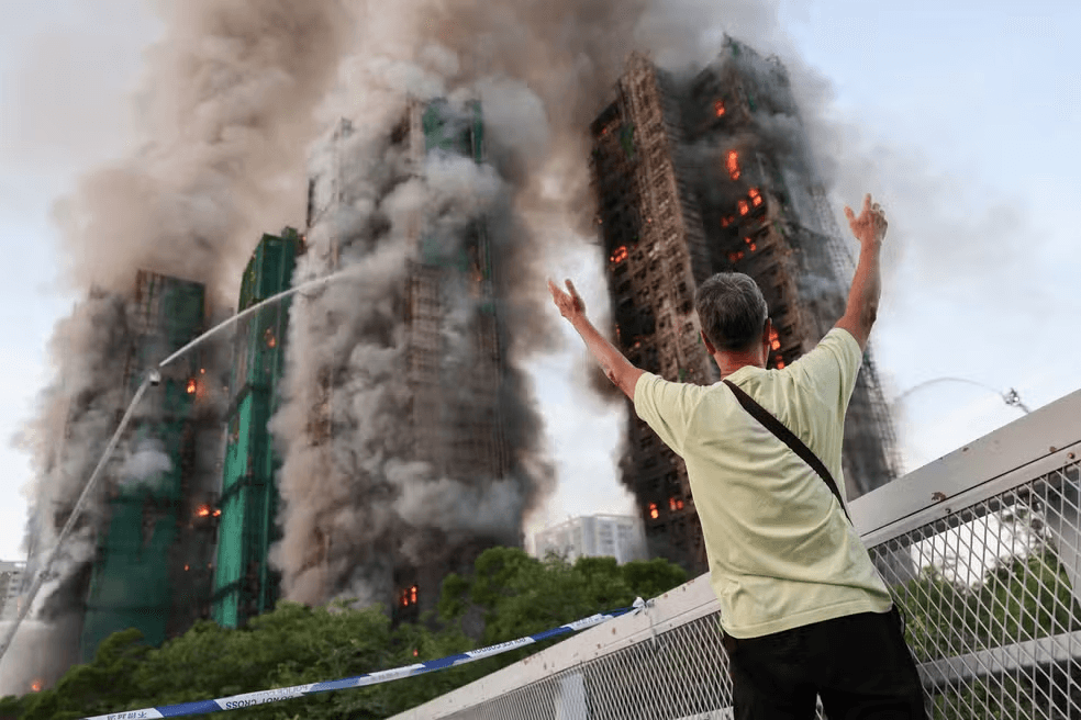 Incêndio em edifício em Hong Kong deixou 120 mortos e 9 foram presos