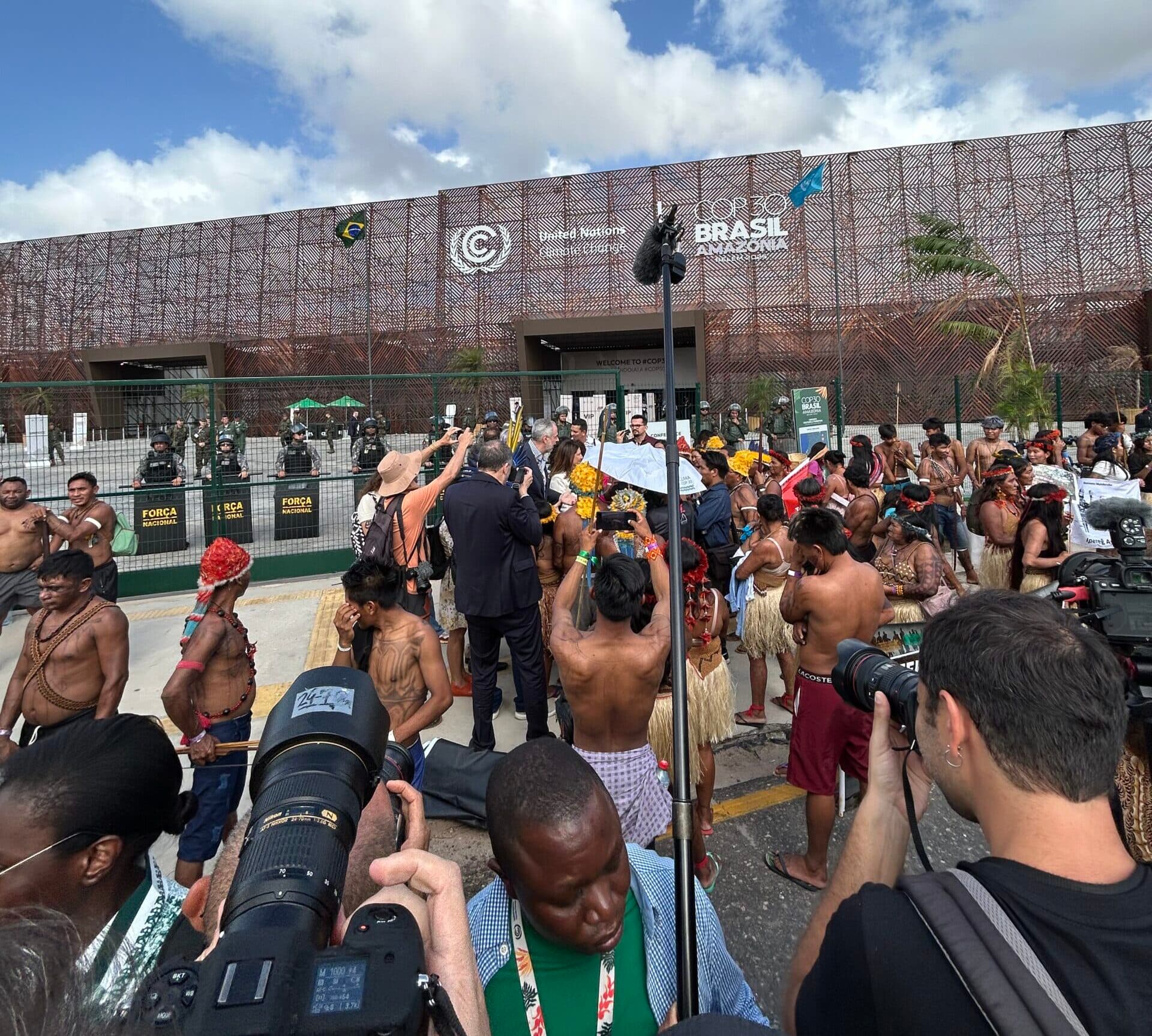 Indígenas Arapiun e Munduruku voltam a fechar entrada da Blue Zone na COP30; ato reúne representantes de 14 povos