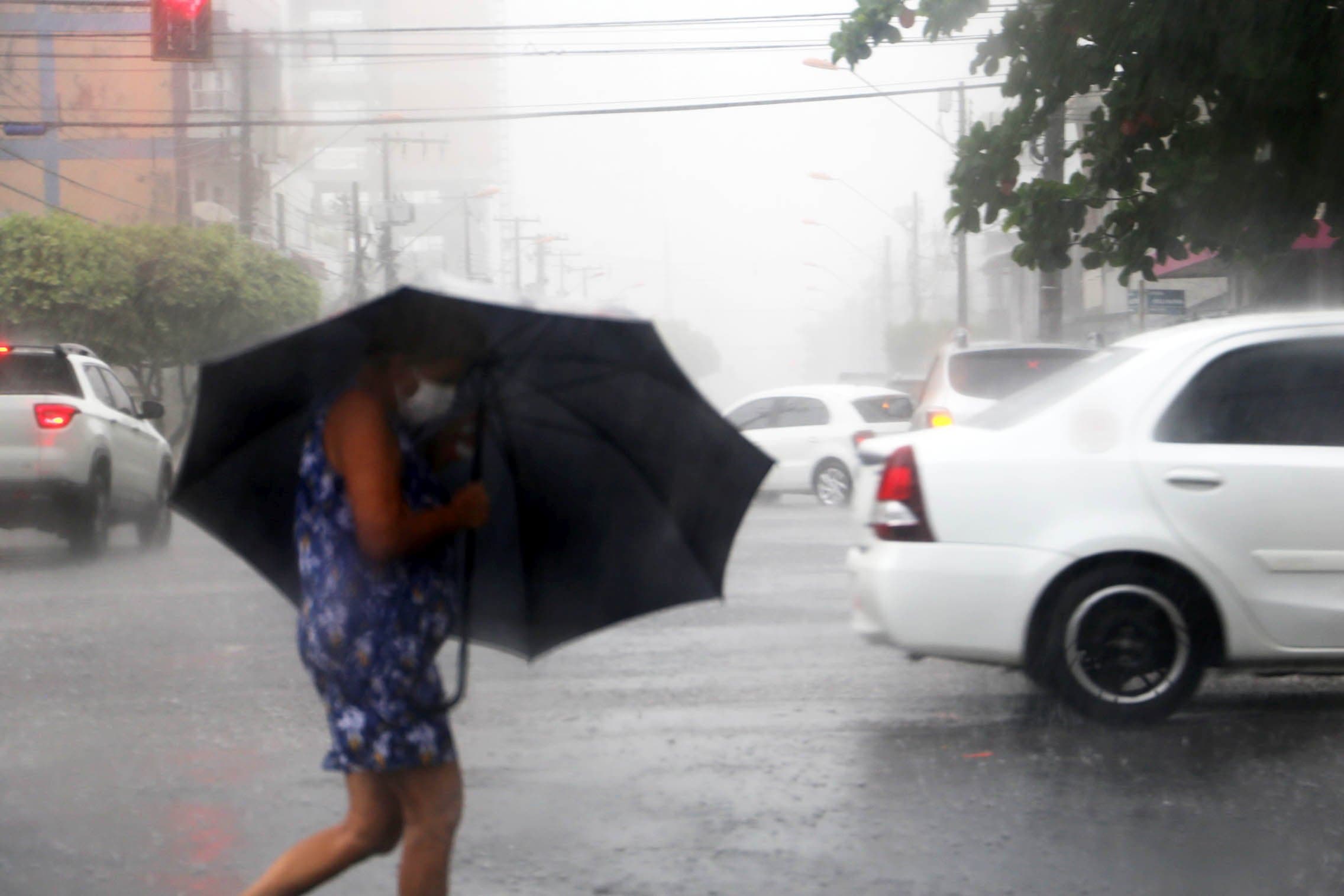 INMET emite alerta laranja para Belém e grande parte do Pará neste domingo (1º) com risco de chuvas intensas e alagamentos