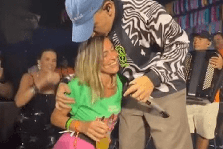 João Gomes homenageia a pesquisadora Tatiana Sampaio durante show na Sapucaí