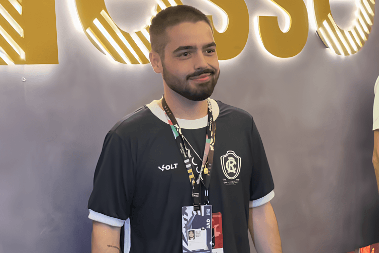 João Silva, filho de Faustão, curte carnaval na Sapucaí com camisa do Clube do Remo