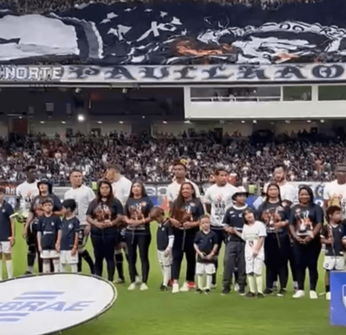 Jogadores de Remo e Paysandu entram em campo com camisas em ação contra a violência à mulher