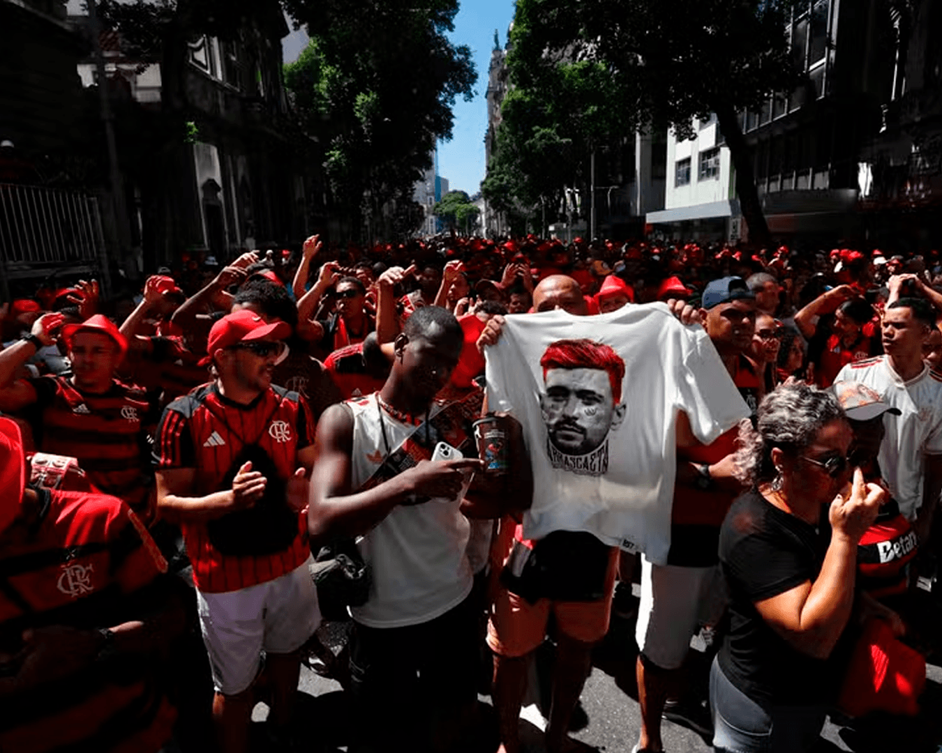 Jogadores do Flamengo chegam ao Rio de Janeiro e partem para festa no Centro