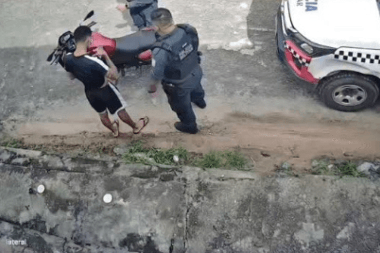 Jovem é agredido durante abordagem violenta da PM em Ananindeua e liberado após nada ilícito ser encontrado