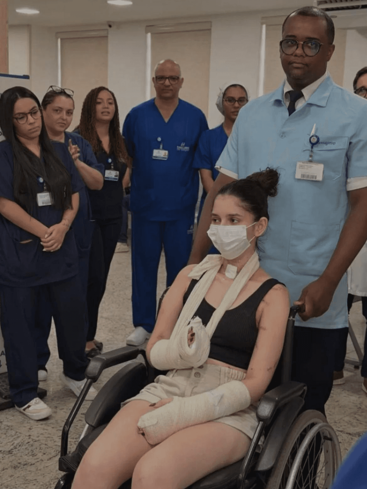 Jovem esfaqueada mais de 15 vezes por negar pedido de namoro recebe alta no RJ