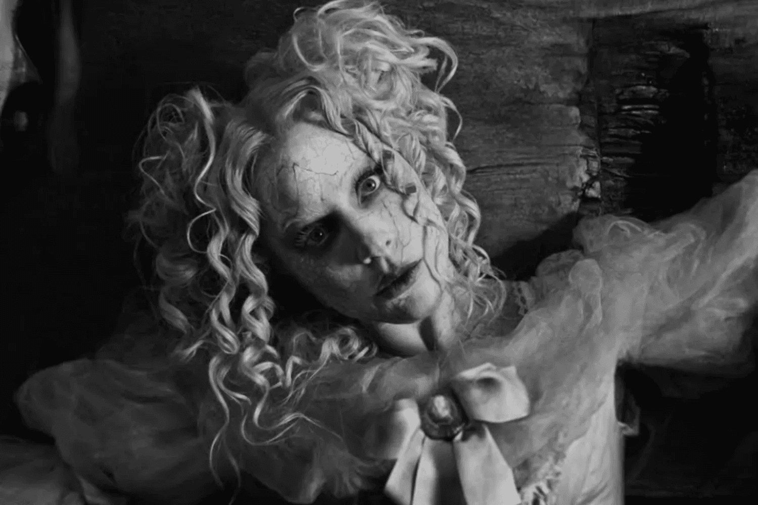 Lady Gaga participa de 'Wandinha' e lança clipe novo; confira