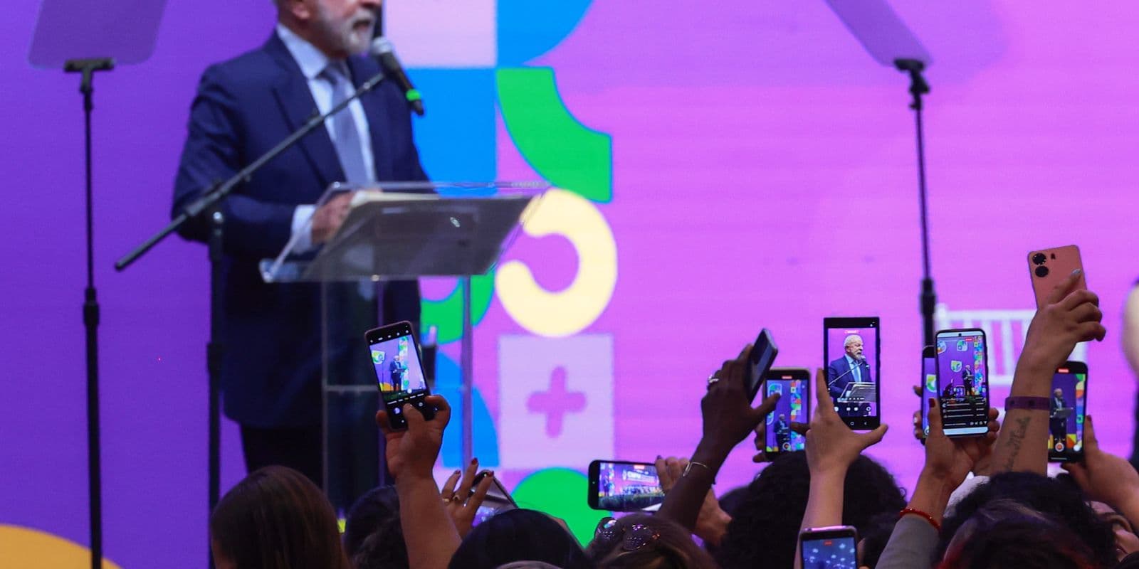 Lula abre conferência e sanciona ampliação da licença-maternidade