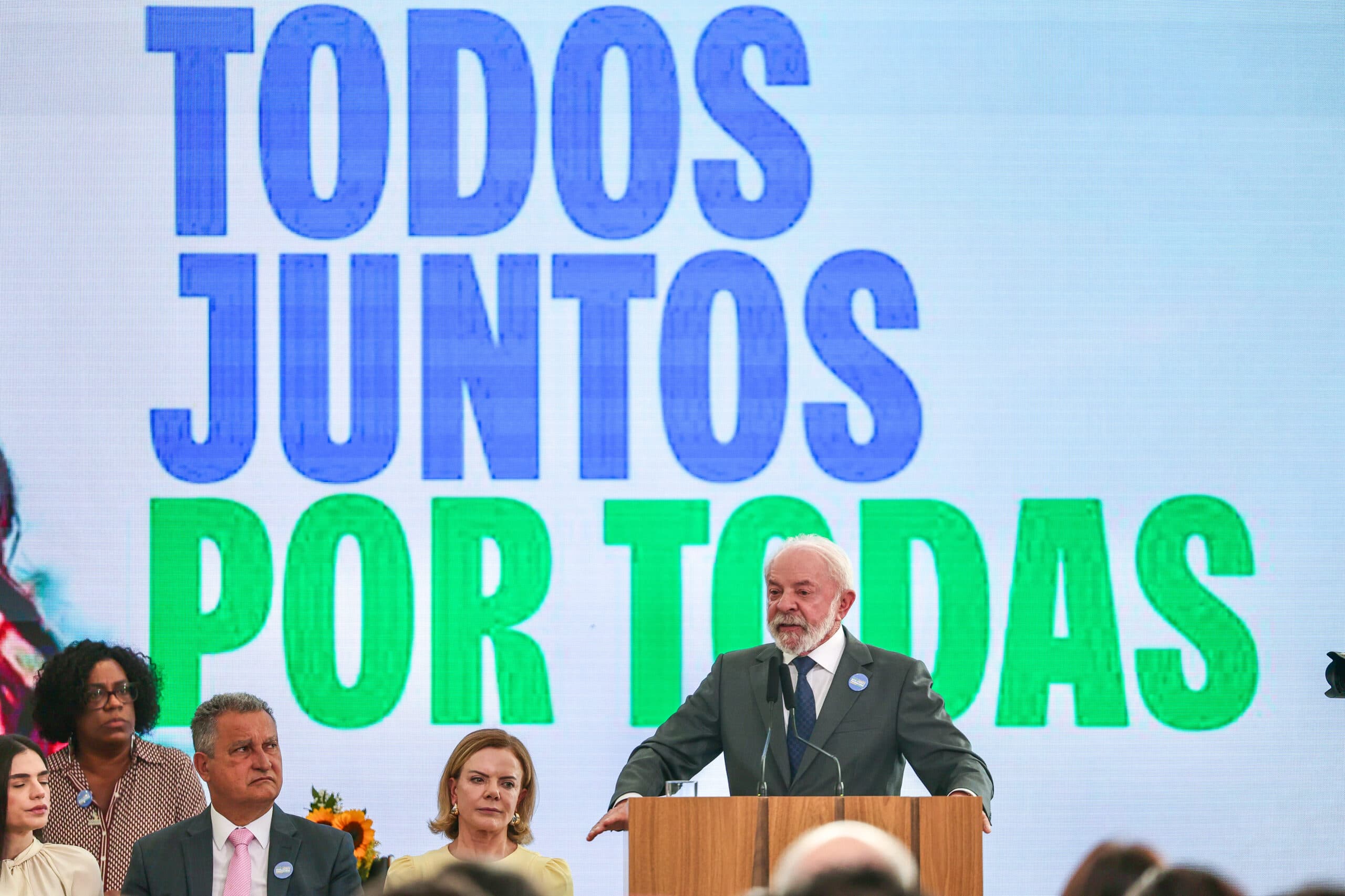 Lula assina pacto nacional contra o feminicídio e convoca homens à luta