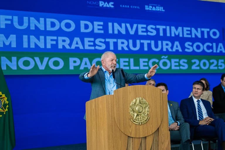 Lula dá 'bronca' em quem utiliza celular em eventos do governo: "Fico irritado"