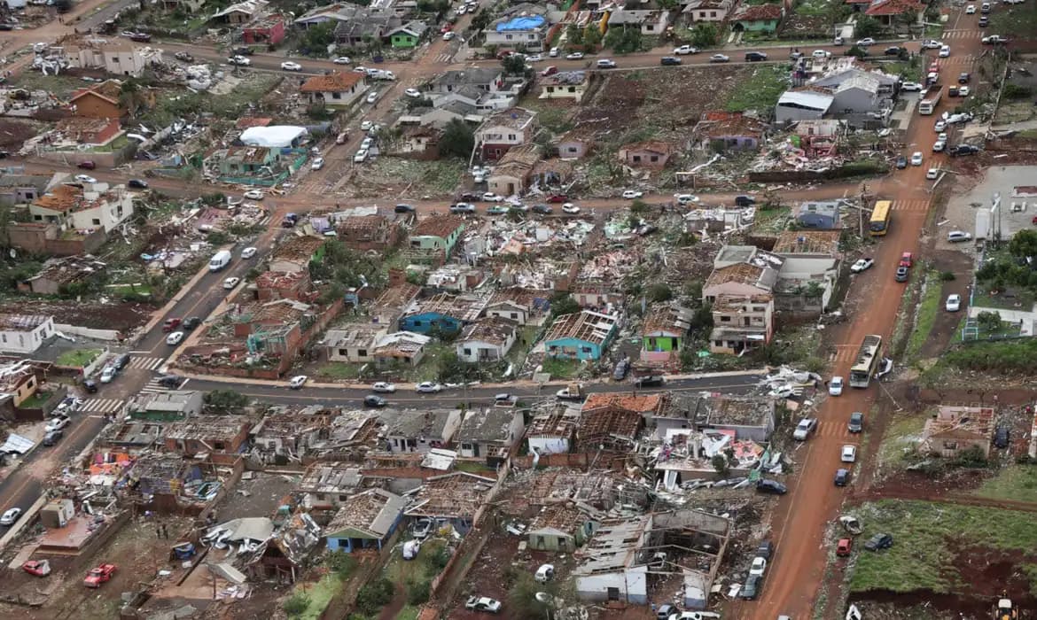 Lula envia força-tarefa ao Paraná após tornado devastar Rio Bonito do Iguaçu