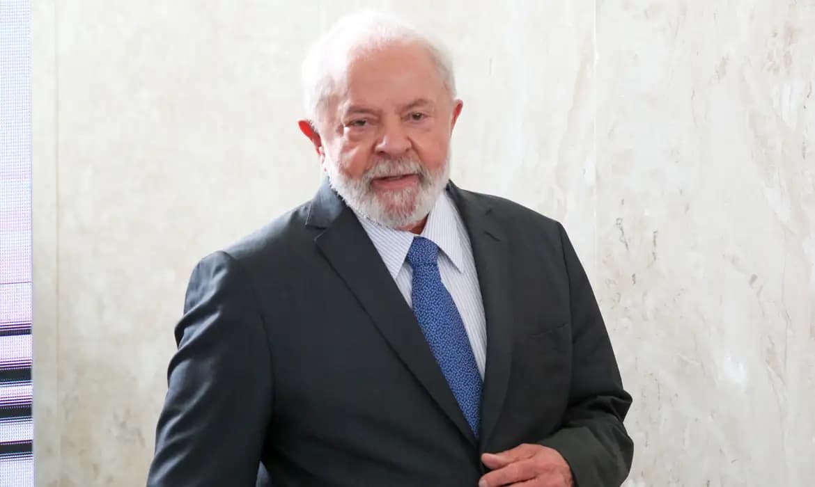 Lula sanciona lei que proíbe “TODES” e linguagem neutra em órgãos públicos no país