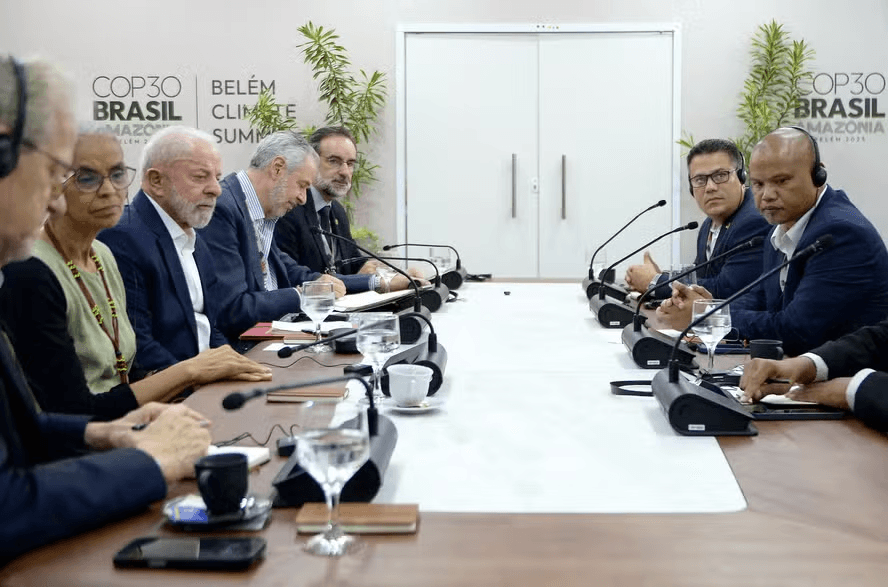 Lula se reúne com a sociedade civil em Belém e defende caminho para o fim dos fósseis em documento final da COP30