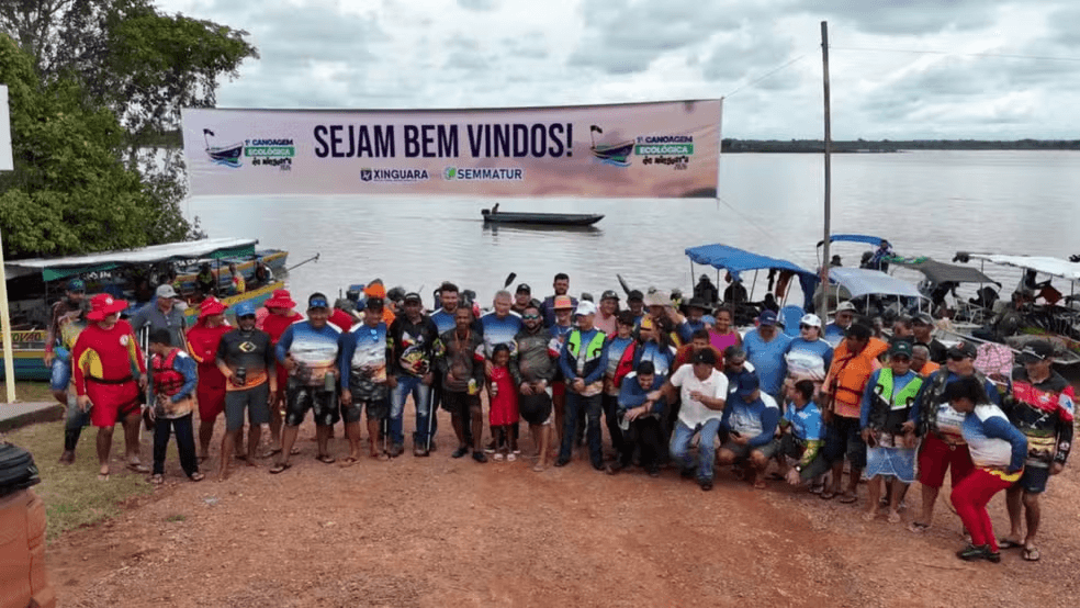 Mais de 200 voluntários fazem canoagem ecológica para limpar rio Araguaia