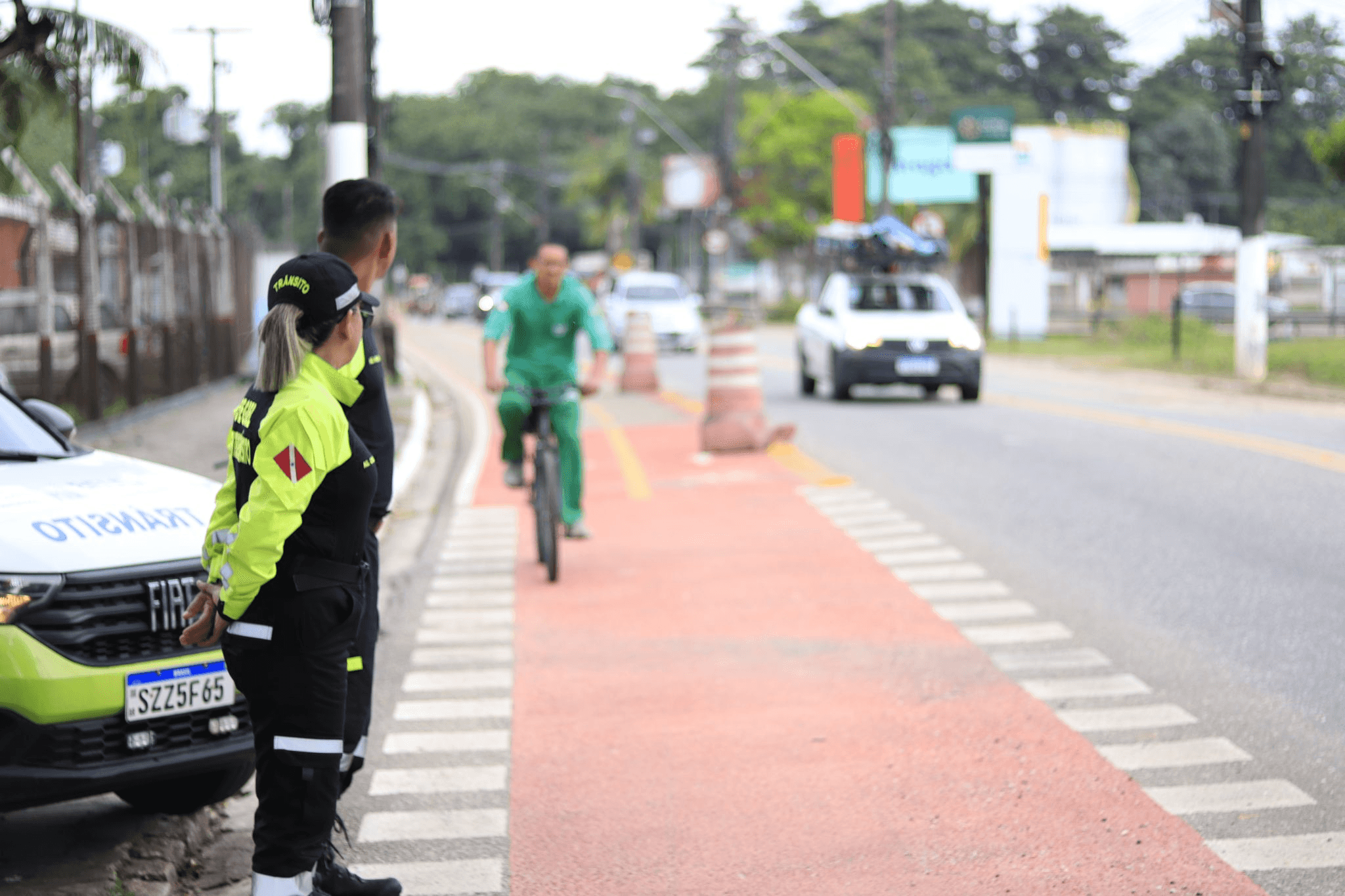 Mais de 40 motoristas já foram autuados por ocupação irregular da ciclofaixa da Arthur Bernardes