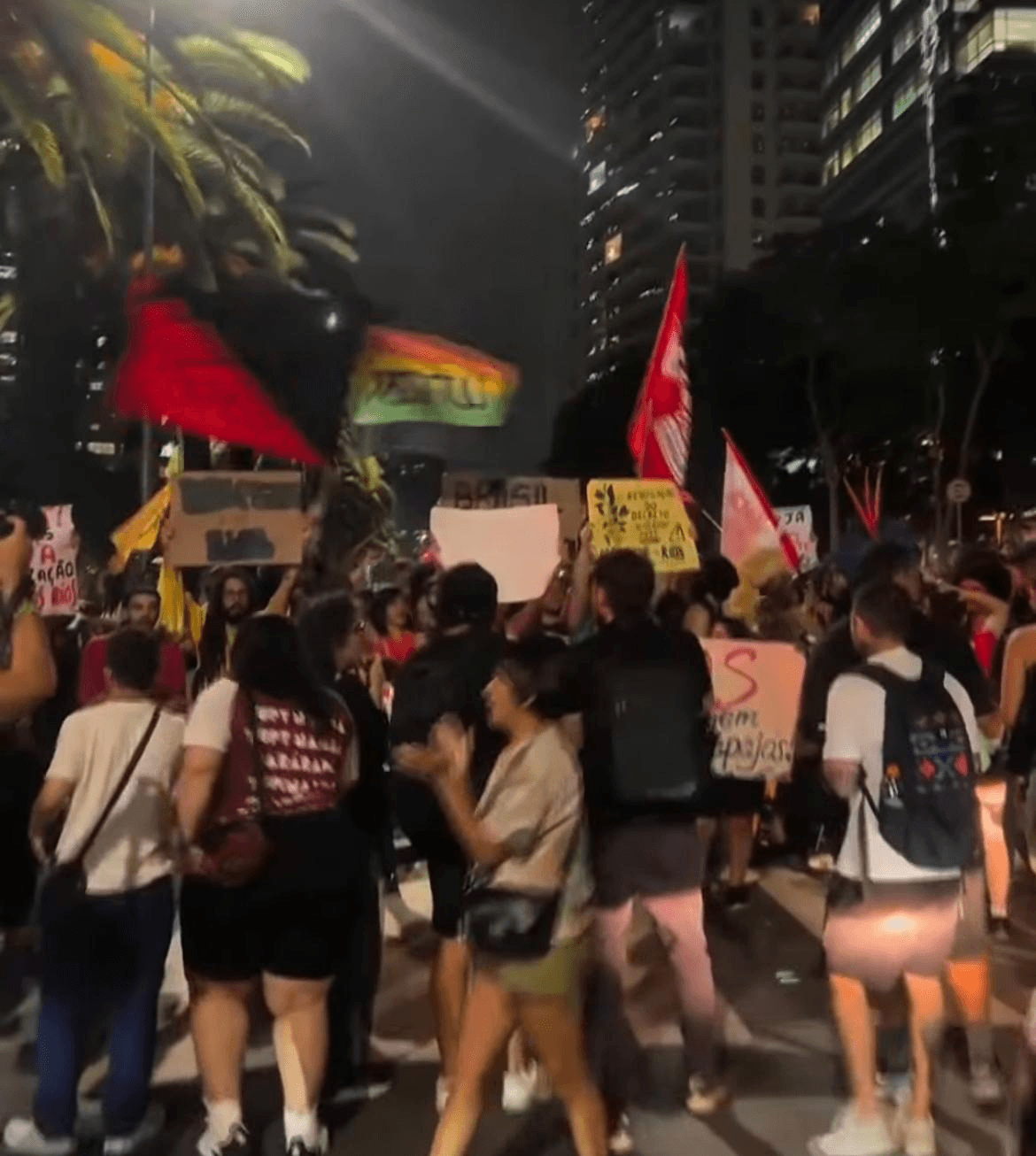 Manifestantes protestam em São Paulo, na sede da Cargill, em apoio à ocupação indígena de Santarém