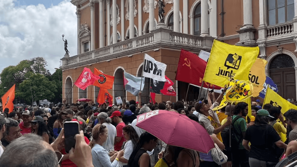 Manifestantes realizam protesto em Belém contra anistia e PEC da Blindagem