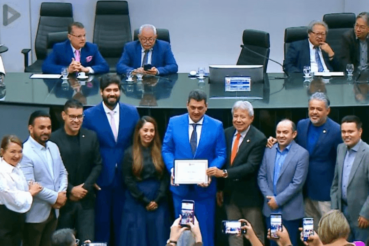 Marcelo 'Bacana' é homenageado na Alepa pelos 25 anos de carreira