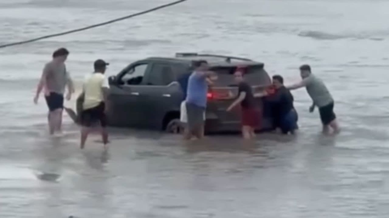 Maré alta atinge carro em praia de Salinópolis durante feriado